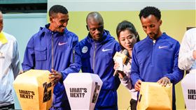 6位國際菁英選手在天燈上寫下對自己的期許，同時預祝即將開跑的萬金石馬拉松圓滿順利。（圖／主辦單位提供）