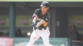 ▲台鋼雄鷹外野手顏清浤，中職首場熱身賽發生嚴重失誤。（圖／翻攝自台鋼雄鷹臉書）