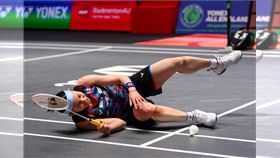 戴資穎為救球撲倒在地。（圖／Badminton Photo提供）