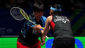 戴資穎獲勝的第一時間就是衝去扶起倒地的何冰嬌。（圖／Badminton Photo提供）