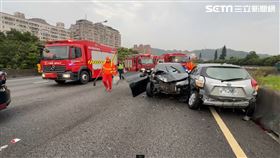 國道三號南下安坑交流道今晨發生9車追撞事故。（圖／翻攝畫面）