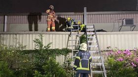 蘆洲昨晚驚傳墜樓事件。（圖／翻攝畫面）