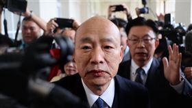 民進黨立委赴院長室抗議院會提早散會（2）立法院會15日下午提早散會引發民進黨籍立委郭國文（後右）等人不滿，多名綠委隨院長韓國瑜（前中）走向院長辦公室，沿途表達抗議。中央社記者王飛華攝  113年3月15日