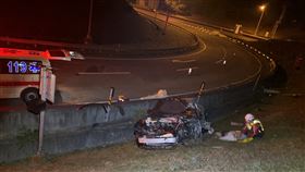 三義交流道,保時捷,國道,自撞（圖／翻攝自記者爆料網、翻攝畫面）