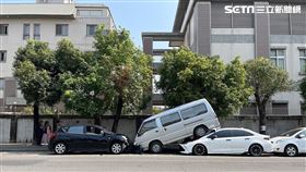 高雄,鳳山,車禍,自撞,女駕駛