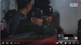 ▲台鋼雄鷹左外野手顏清浤發生漏球失誤掉3分，總教練洪一中被拍到謎樣微笑。（圖／翻攝自CPBLTV）