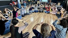 「美感共學社群」透過簡單耳熟能詳的兒謠與手部動作，帶著學員學習。（圖／翻攝自教育部官網）https://www.edu.tw/News_Content.aspx?n=9E7AC85F1954DDA8&sms=169B8E91BB75571F&s=12F497CADC79230A