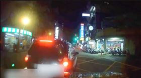 行車糾紛,嗆聲,倒車,三峽,衝撞,新北,生魚片刀,肇逃,