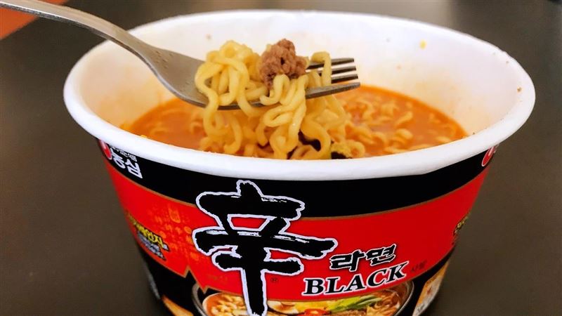 實測辛拉麵…韓YTR曝這國勝　台這1點也贏