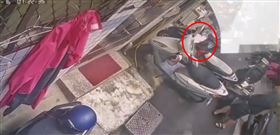 ▲新北市三重機車縱火案，史姓男子用打火機點燃手上衛生紙，塞進機車置物箱。（圖／翻攝畫面）