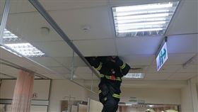 快訊／高醫驚傳火警！「天花板冒白煙」院方急疏散病患　消防隊出動12車（圖／消防局提供）