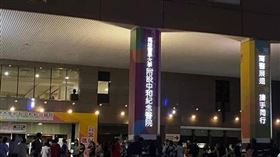 王浩宇發文解答，「高醫晚間緊急召回院內同仁快篩」（圖／翻攝自高雄大小事臉書）