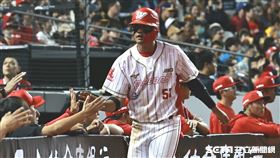 ▲中華職棒35年熱身賽，味全龍拿莫．伊漾靠著暴投跑回第3分。（圖／記者劉彥池攝影）