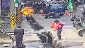 彰化員林驚傳氣爆！疑「誤觸瓦斯管線」　工人雙腳燒燙傷急送醫（圖／翻攝畫面）