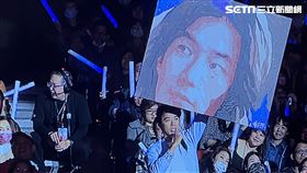 陳子強拿著親手畫的任賢齊油畫現身演唱會。（圖／讀者提供）
