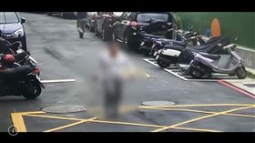 ▲台北市南港賴姓男子疑似不堪長照壓力，情緒崩潰，拿西瓜刀大街上揮舞、對路人咆哮。（圖／翻攝畫面）