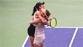 謝淑薇與搭檔梅丹斯（Elise Mertens）在2024印地安泉網賽女雙封后。（圖／翻攝自BNP Paribas Open X）