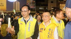 國民黨徵召苗栗市長補選參選人余文忠16日晚間舉辦造勢活動，黨主席朱立倫、無黨籍縣長鍾東錦及多名藍營立委站台力挺。（圖／翻攝自余文忠臉書）