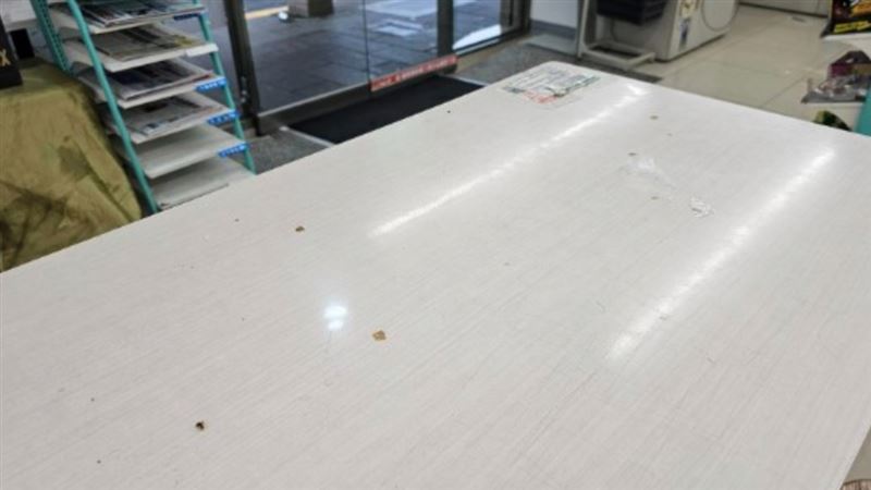 超商店員不擦桌他嗆客訴！遭網圍剿秒刪文