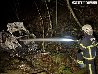 訪友迷途險送命！特斯拉衝河谷火燒剩支架