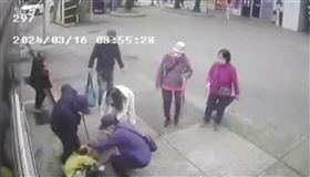 有民眾在臉書《基隆人》貼文控訴，16日上午一輛103路公車因停等紅綠燈及靠站時急煞，導致車內一名阿公乘客跌倒，司機一直在旁邊觀看，沒有來幫忙。原PO指出，基隆公車大部分都是老人家，怎麼經得起司機這樣急煞車，因此向基隆市府投訴該名司機。