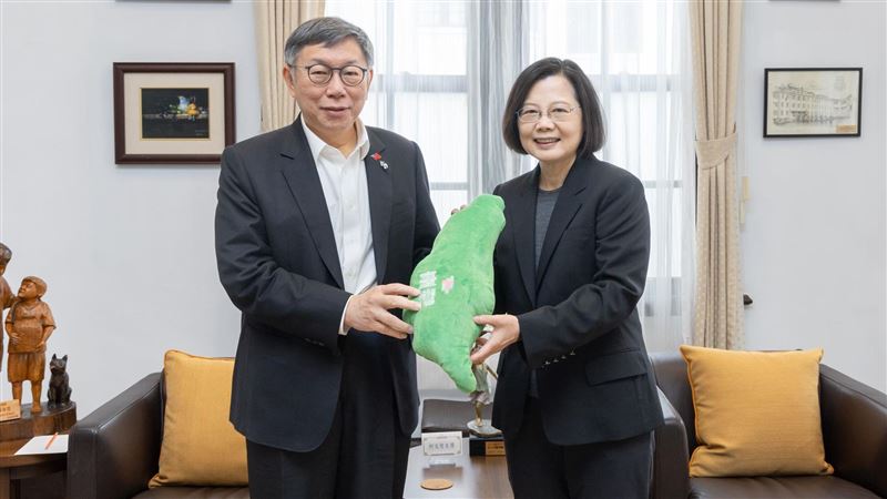 網友比較同行人中有素食者，聚餐時柯文哲與蔡英文做法的不同。（圖／總統府提供)