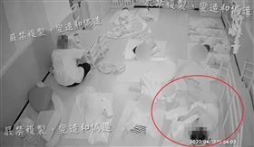 新北市一名9個月的女嬰，日前遭托嬰中心的保母以棉被蓋頭強制午睡，2個小時後，保母才發現女嬰無呼吸心跳，經送醫搶救仍不治