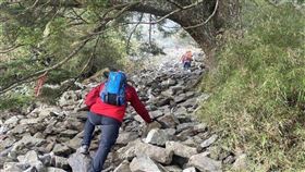 玉山群峰再度發生悲劇，1名約50歲的登山愛好者與夥伴攀登玉山時，不幸在前峰三角點附近失足墜崖，遭遇嚴重意外，救援人員迅速展開行動，但在接觸時已經無生命跡象
