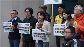 反對取消10項檢舉記點  民團籲審慎評估修法草案行政院會日前通過道路交通管理處罰條例相關修法，調整交通違規記點及檢舉措施，未來10類最高罰鍰新台幣1200元以下的輕微違規將不開放民眾檢舉。行人零死亡推動聯盟11日在立法院群賢樓外舉行記者會，呼籲政府應審慎評估修法草案，時代力量黨主席王婉諭（前左3）、民眾黨秘書長周榆修（前左1）等人到場聲援。中央社記者徐肇昌攝  113年3月11日