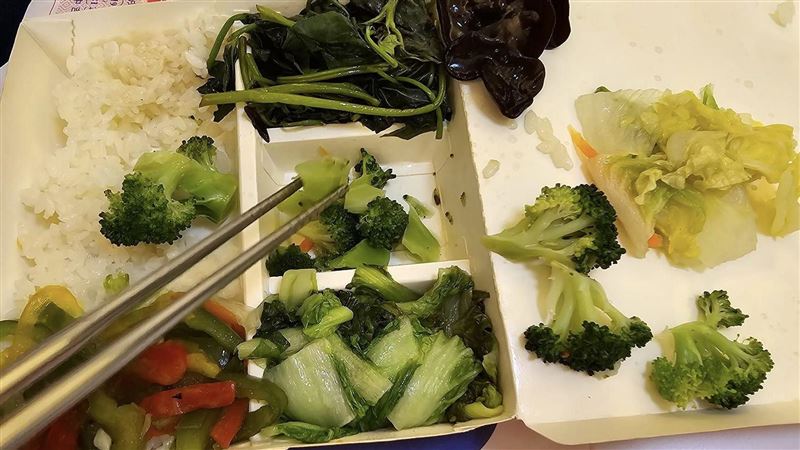 買六菜飯驚見「滿滿蛋白質」！網：很正常