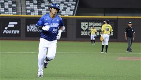 ▲富邦悍將高國麟，在台北大巨蛋轟出全壘打。（圖／富邦悍將提供）