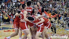 南山高中末節演出逆轉秀擊敗光復高中，抱回隊史第8座冠軍金盃。（圖／記者蔡厚瑄攝影）