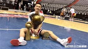 南山高中「神岡柯瑞」黃瀚陞不但奪下冠軍金盃，還包辦新人王、FMVP，成為今年最大贏家。（圖／記者蔡厚瑄攝影）