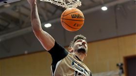 獵鷹武科維奇（Domagoj　Vukovic）來台第3戰爆發，豪取22分10籃板。（圖／T1聯盟提供）