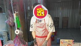 沈建宏被目擊在市場擺攤賣雞肉。（圖／翻攝自沈建宏臉書）