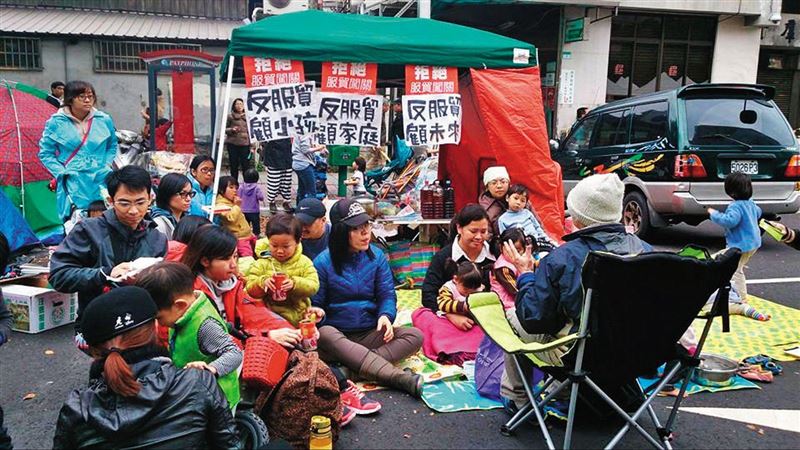 製繪本向童講解服貿　她們邊育兒邊當公民