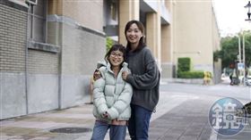 十年前，諶淑婷抱著初生嬰兒澄澄來到行政院後門，如今澄澄已經就讀國小五年級。（圖／鏡週刊）
