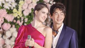 黃品源和老婆鋼琴家Alina艾琳。（圖／翻攝黃品源臉書）