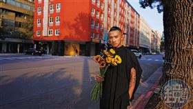 ▲林哲瑋重返當年發送太陽花的青島東路。花是他回應社會運動的工具，同婚遊行時，他也去現場發送玫瑰。（圖／鏡週刊）