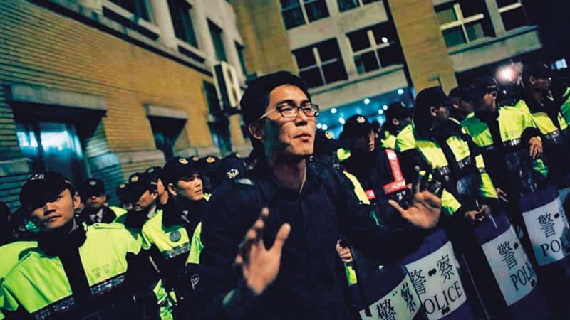 太陽花「警察變機器」他驚國家怎變這樣？