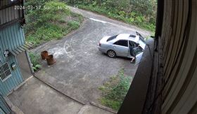 「瘋狂大叔」500萬公仔被偷後，玩具倉庫險再度遭竊。（圖／翻攝瘋狂大叔玩具倉庫粉專）