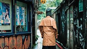 來自中國的小羽說，台灣太陽花運動是她的政治啟蒙。她2022年在東京支持中國白紙運動，今年初首度踏上台灣，觀摩總統大選。（圖／鏡週刊）