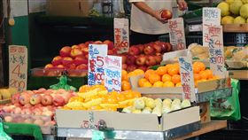 主計總處公布8月CPI為2.66%（1）行政院主計總處6日發布8月消費者物價指數（CPI），較110年同月上漲2.66%，主因是水果漲幅仍高，加上外食費、肉類、蛋類、油料費、房租及家庭用品價格上漲所致。圖為北市虎林街傳統市場的水果攤商。中央社記者鄭傑文攝  111年9月6日