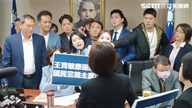 立法院社會福利及衛生環境委員會今（18）日發生民進黨立委杯葛會議主席、國民黨立委王育敏。（圖／記者盧素梅攝影)