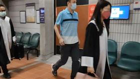 5億高中生，夏男，偽造文書案，出庭，又穿同一件藍色上衣(圖／翻攝畫面)