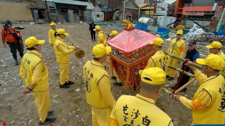 媽祖鑾轎衝苑裡市場重建工地　鎮長淚謝