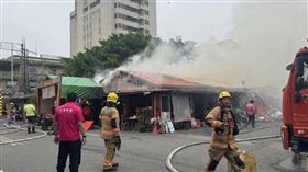 ▲知名虱目魚店一早發生嚴重火警，所幸警消短時間內就將火勢撲滅才沒造成擴大延燒。（圖／CTWANT）