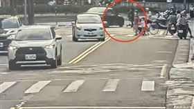 BMW撞嬰兒車。（圖／翻攝畫面）