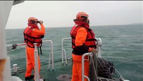 金門2釣客落海，海巡徹夜搜索，今晨得知已被對岸海警救起。（圖／翻攝畫面）