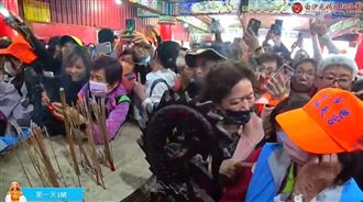 趴天公爐當「手機架」搶拍媽祖　信徒氣炸